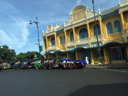 Rickshaws and building at the crossing of the Maha Rat Road and the Na Phra Lan Road, viewed from the taxi