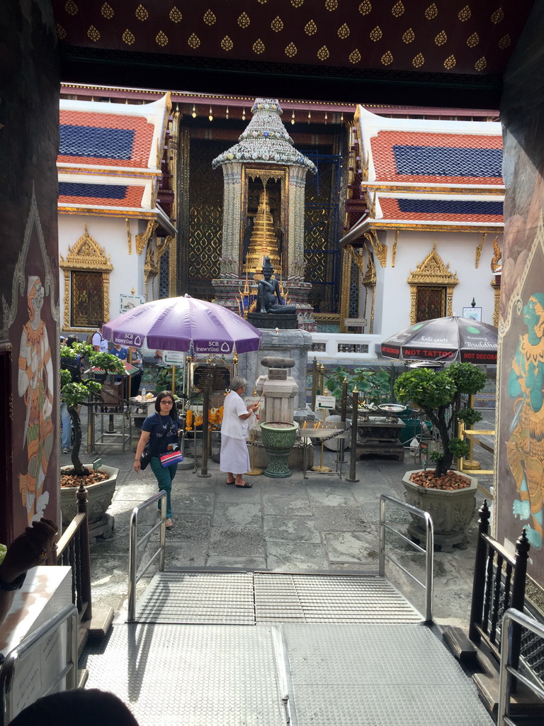 Gateway leading to the Hor Phra Rajphongsanusorn hall at the Temple of the Emerald Buddha at the Grand Palace, with a statue of Chivaka