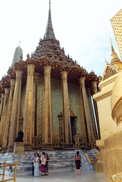 Miaomiao and Max in front of the Phra Mondop hall at the Temple of the Emerald Buddha at the Grand Palace