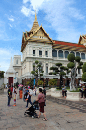 Miaomiao and Max in front of the Chakri Maha Prasat hall at the Grand Palace