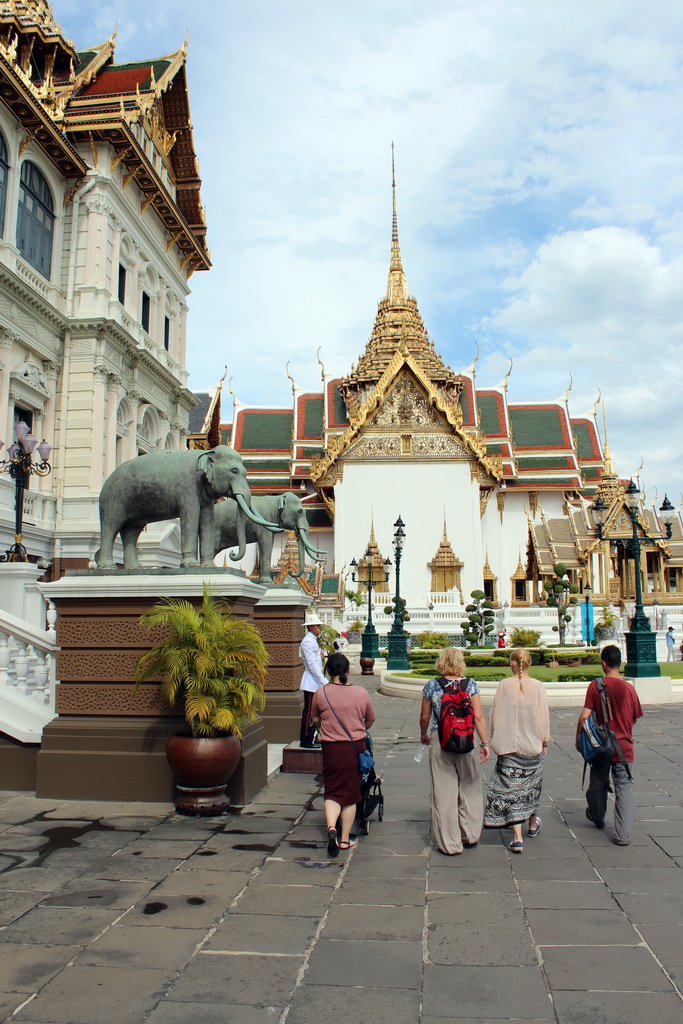 Miaomiao and Max in front of the Chakri Maha Prasat hall and the Dusit Maha Prasat hall at the Grand Palace