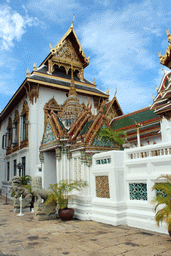 Gate inbetween the Chakri Maha Prasat hall and the Phra Maha Monthien halls at the Grand Palace
