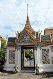 Gate inbetween the Dusit Maha Prasat hall and the Chakri Maha Prasat hall at the Grand Palace