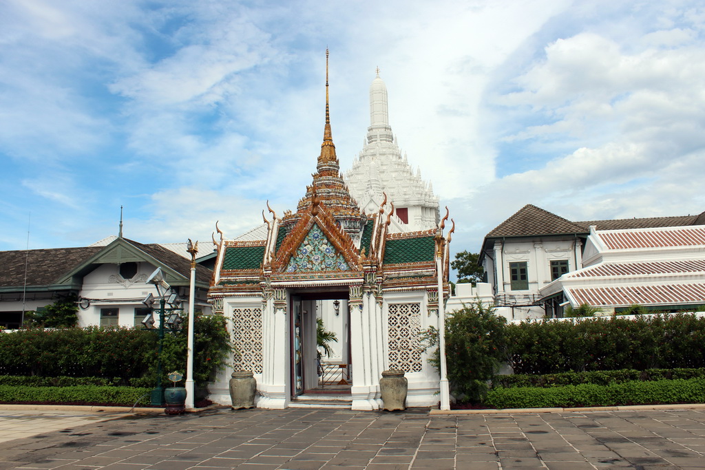 The Athawijarn Sala gate and the western gate of the Grand Palace