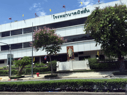 Front of the Bangkok Adventist Hospital at Phitsanulok Road, viewed from the taxi