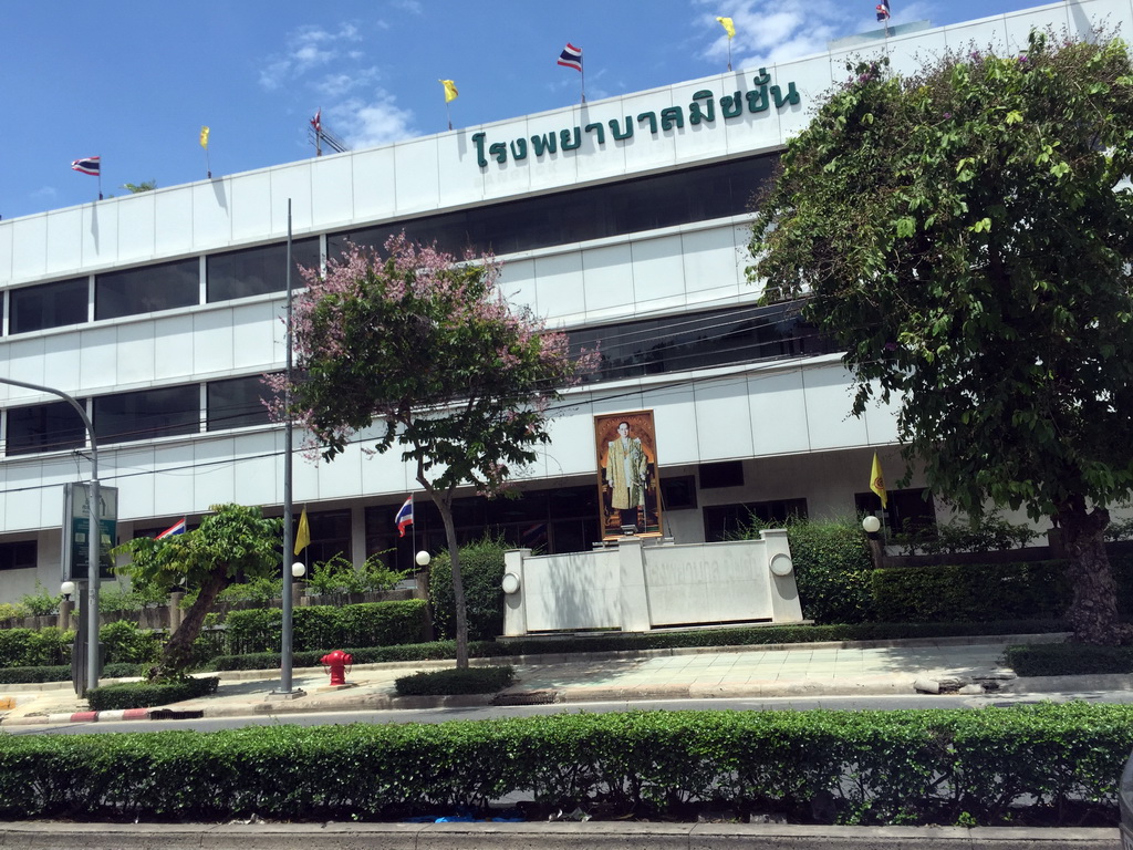 Front of the Bangkok Adventist Hospital at Phitsanulok Road, viewed from the taxi