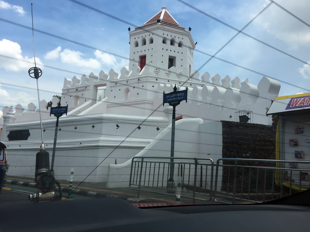 The Pom Phra Sumen fort at Phra Sumen Road, viewed from the taxi