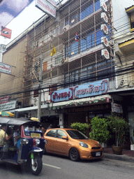 Rickshaw and shops at Phra Sumen Road, viewed from the taxi