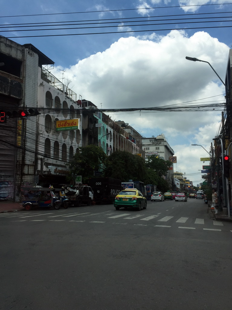 Phra Sumen Road, viewed from the taxi