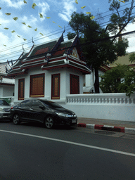 Northeast side of the Wat Bowonniwet Vihara Rajavaravihara temple complex at Phra Sumen Road, viewed from the taxi