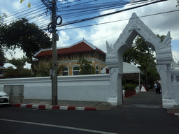 Gate at the northeast side of the Wat Bowonniwet Vihara Rajavaravihara temple complex at Phra Sumen Road, viewed from the taxi