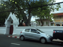 Northeast side of the Wat Bowonniwet Vihara Rajavaravihara temple complex at Phra Sumen Road, viewed from the taxi