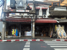 Shops at the crossing of Phra Sumen Road and Prachathipathai Road, viewed from the taxi