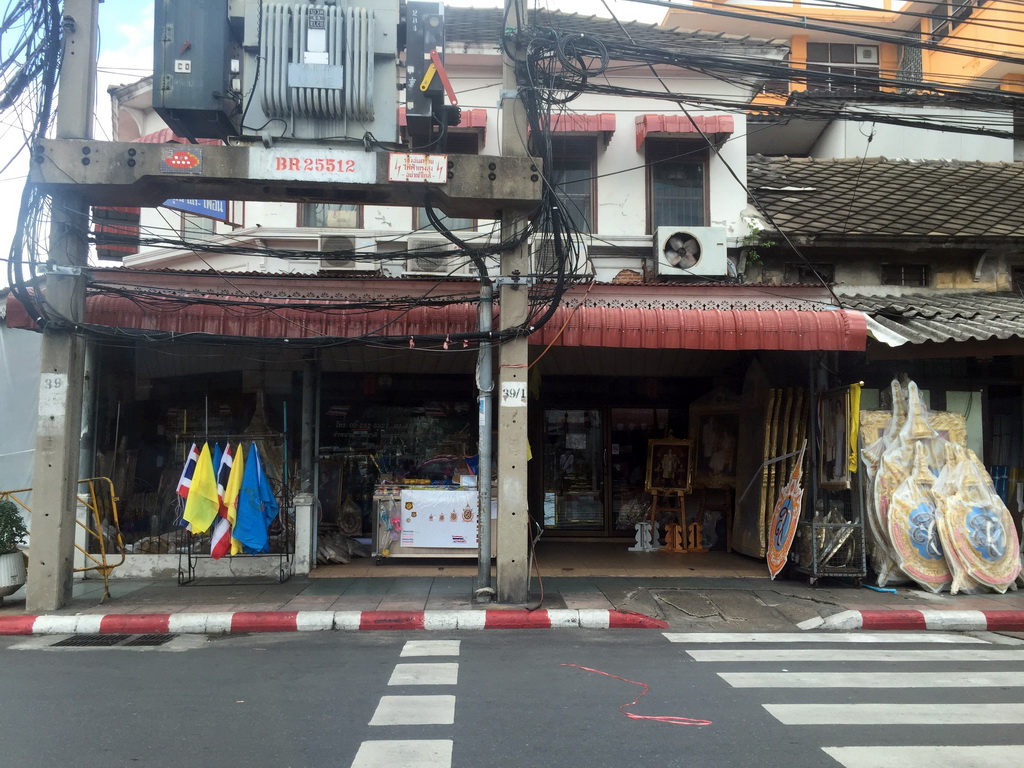 Shops at the crossing of Phra Sumen Road and Prachathipathai Road, viewed from the taxi