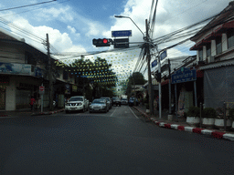 The crossing of Phra Sumen Road and Prachathipathai Road, viewed from the taxi