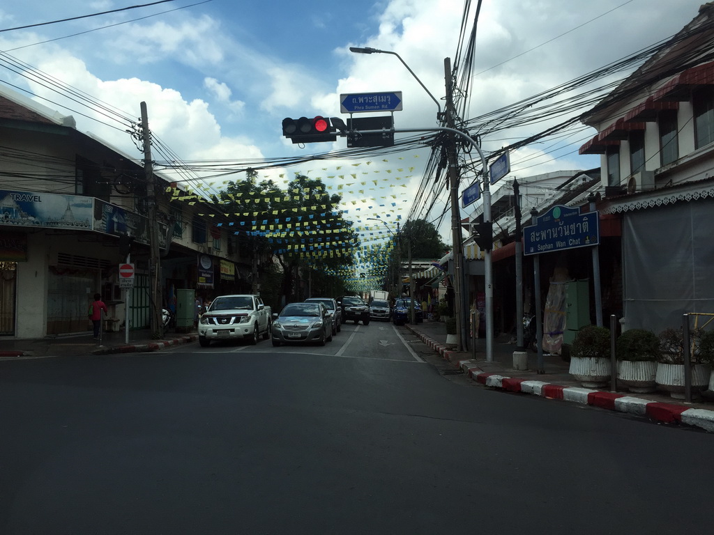 The crossing of Phra Sumen Road and Prachathipathai Road, viewed from the taxi