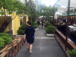 Miaomiao and food stalls in front of the Central World shopping mall at Ratchadamri Road