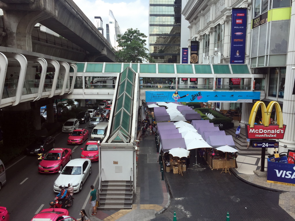 Skywalk and market stalls at Phloen Chit Road