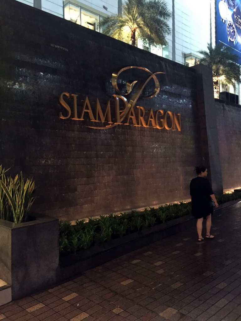 Miaomiao in front of the Siam Paragon shopping mall at Rama I Road, by night