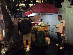 Miaomiao at a streetfood stall at Rama I Road, by night