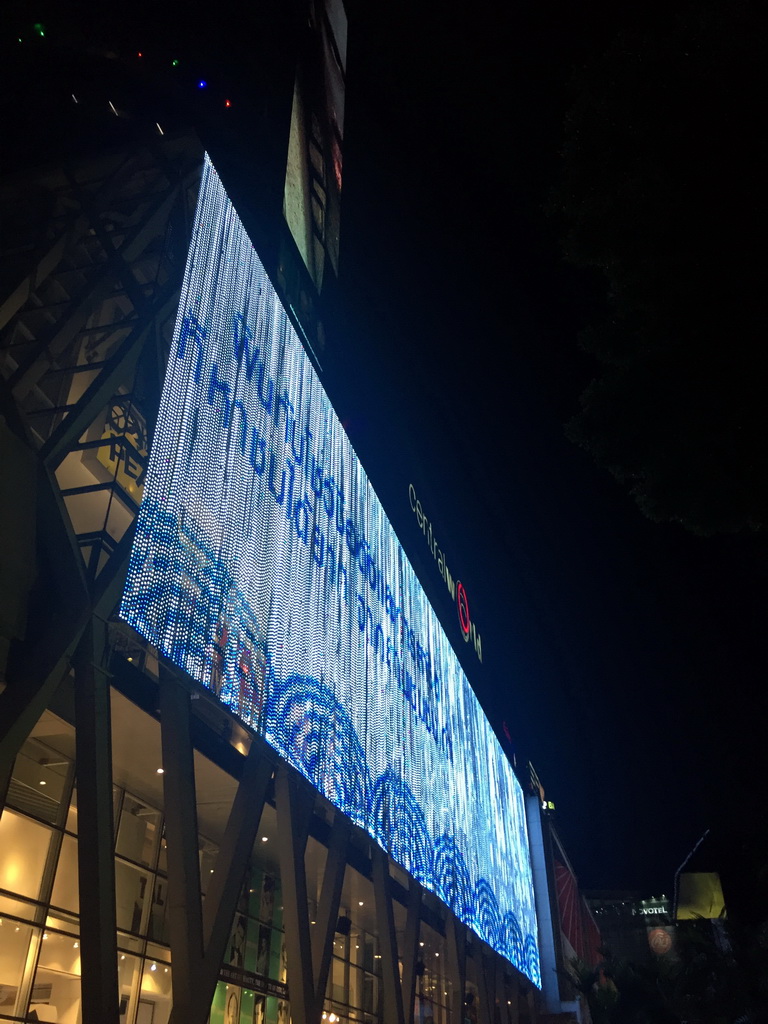 Big screen at the southeast side of the Central World shopping mall at Rama I Road, by night