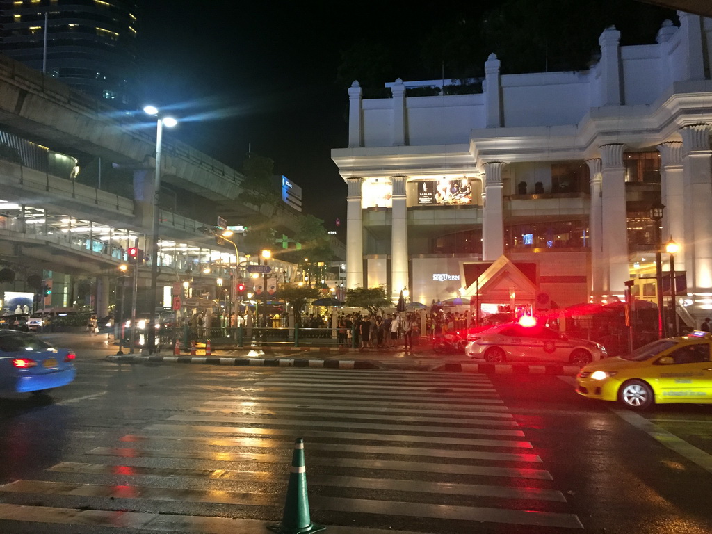 Ratchamdamri Road and the Erawan Shrine, by night