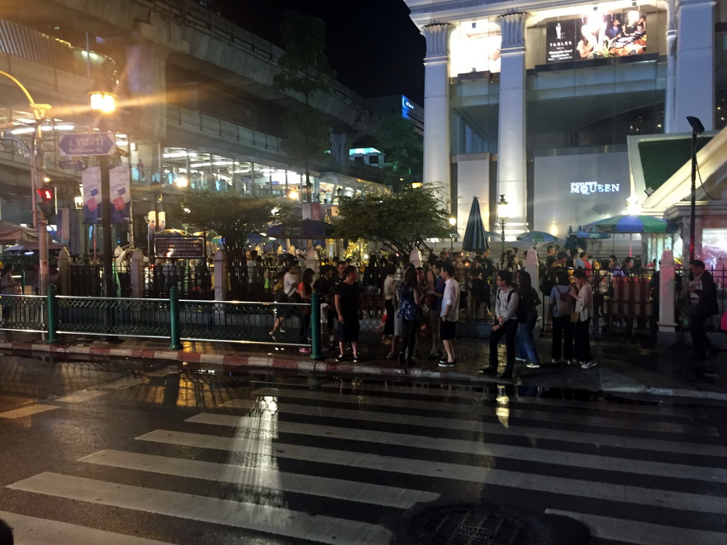 Ratchamdamri Road and the Erawan Shrine, by night