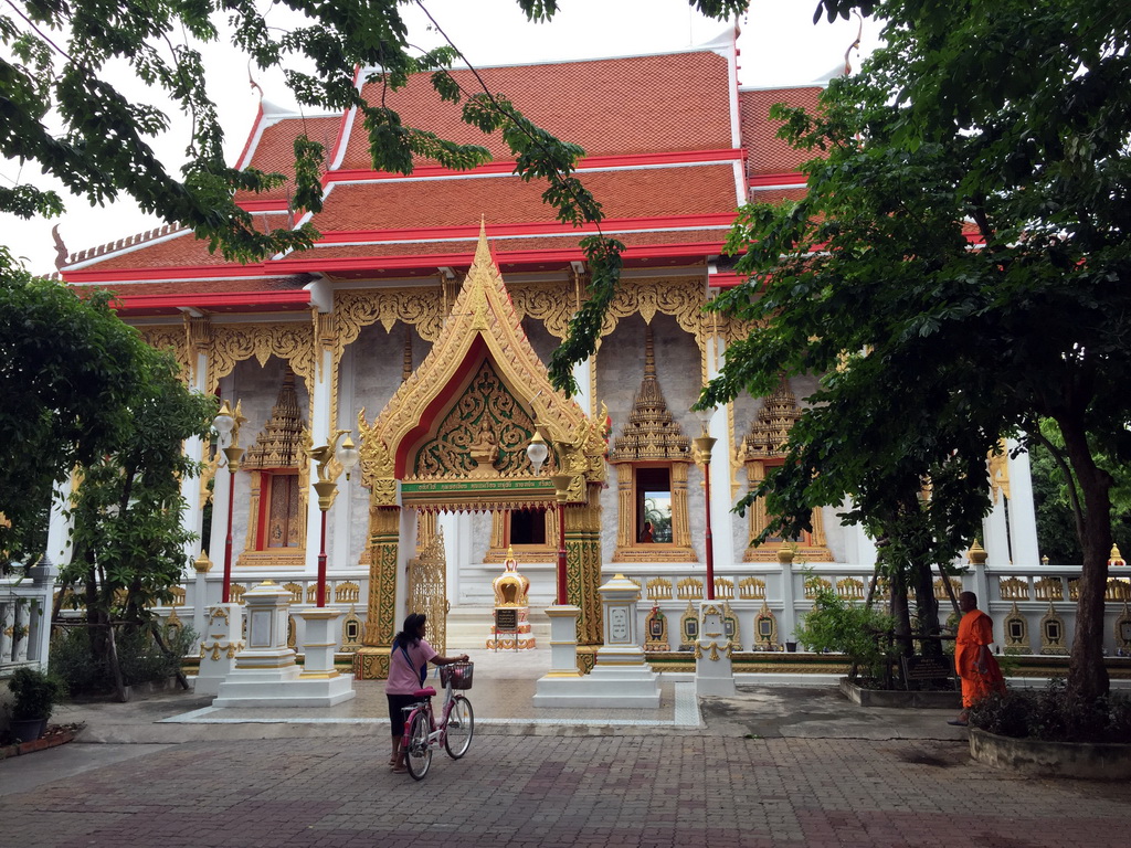 Buddhist monk in front of the main temple of the Wat Sangkha Racha temple complex