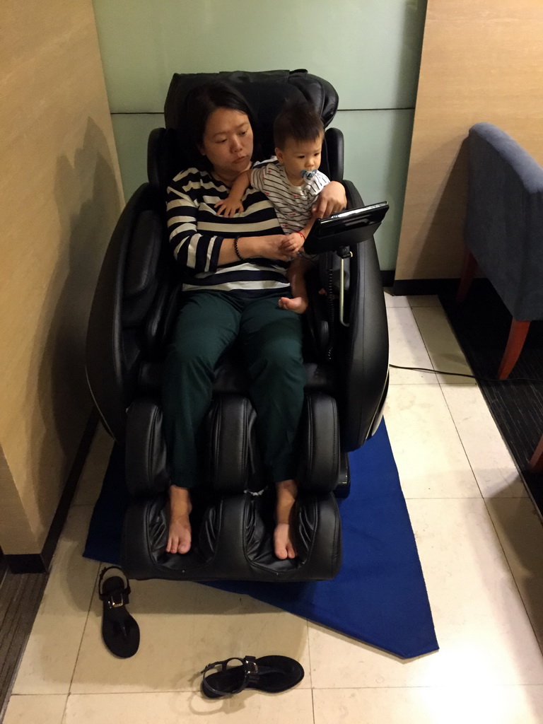 Miaomiao and Max in the massage chair in the business class lounge of China Airlines at Bangkok Suvarnabhumi Airport