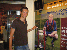 Tim with a poster of Ronald Koeman and the European Cup of 1992, in the FC Barcelona Museum of the Camp Nou stadium