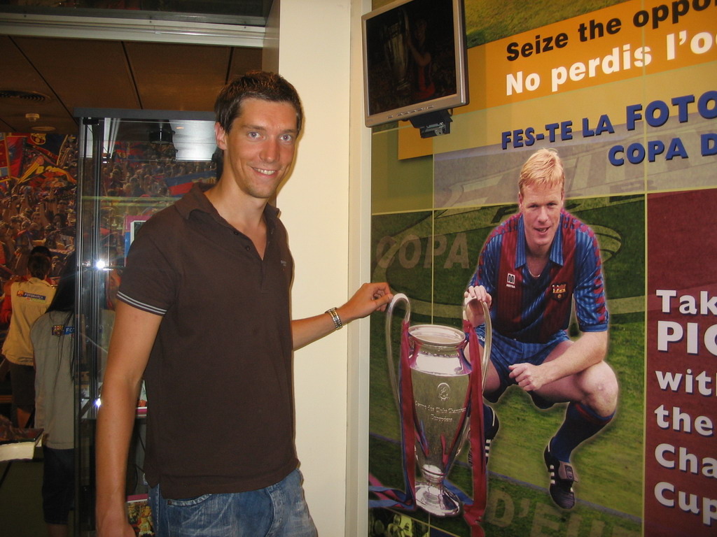 Tim with a poster of Ronald Koeman and the European Cup of 1992, in the FC Barcelona Museum of the Camp Nou stadium