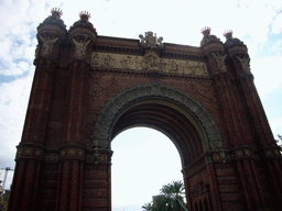 The front of the Arc de Triomf