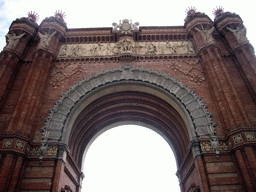 The front of the Arc de Triomf