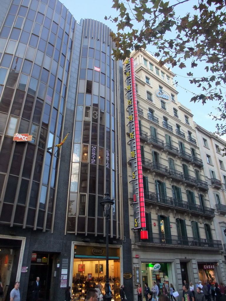 Thermometer in the Avinguda del Portal de l`Àngel avenue