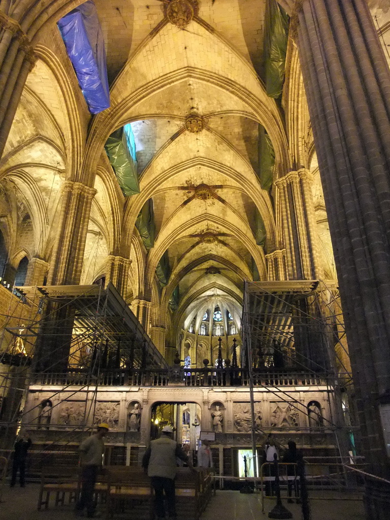 Nave and entrance to the choir of the Cathedral of Santa Eulalia