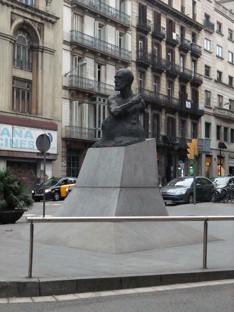 Bust of Francesc Cambó by Victor Ochoa at the crossing of the Via Laietana street and the Carrer de les Jonqueres street