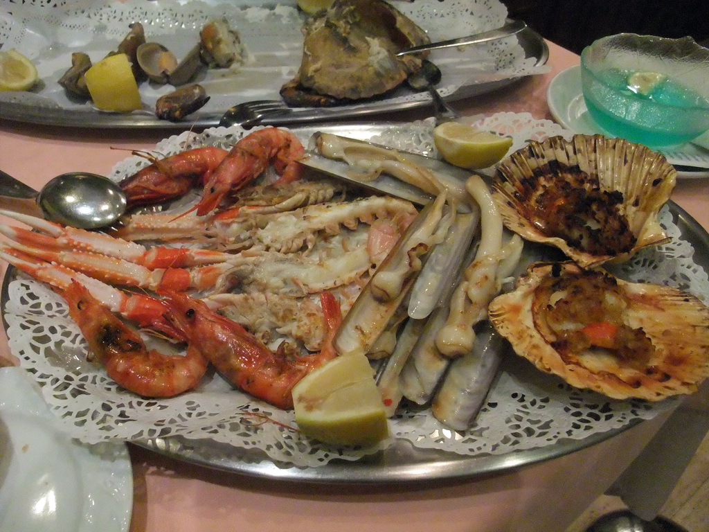 Seafood platter at the Casa Darío restaurant at the Carrer del Consell de Cent street