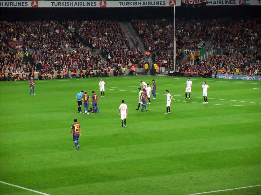 Injury of an FC Barcelona player at the football match FC Barcelona - Sevilla FC in the Camp Nou stadium