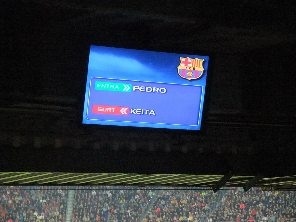 Video screen showing the substitution of Seydou Keita for Pedro during the football match FC Barcelona - Sevilla FC in the Camp Nou stadium