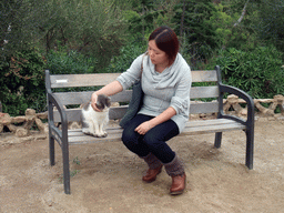 Miaomiao with a cat on a bench at Park Güell