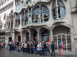 Entrance of the Casa Batlló building at the Passeig de Gràcia street
