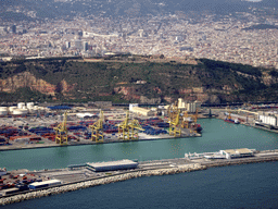 The city center with the Port de Barcelona harbour and the Montjuïc hill with Montjuïc Castle, viewed from the airplane from Amsterdam