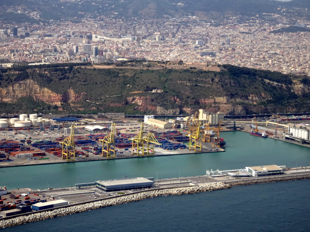 The city center with the Port de Barcelona harbour and the Montjuïc hill with Montjuïc Castle, viewed from the airplane from Amsterdam