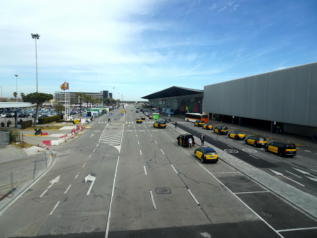 Front of Barcelona-El Prat Airport, viewed from the walkway to the Aeroport T2 subway station