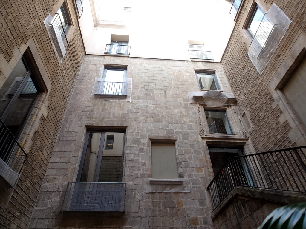 Windows at the inner courtyard of the Picasso Museum