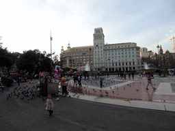 Pigeons and fountains at the Plaça de Catalunya square