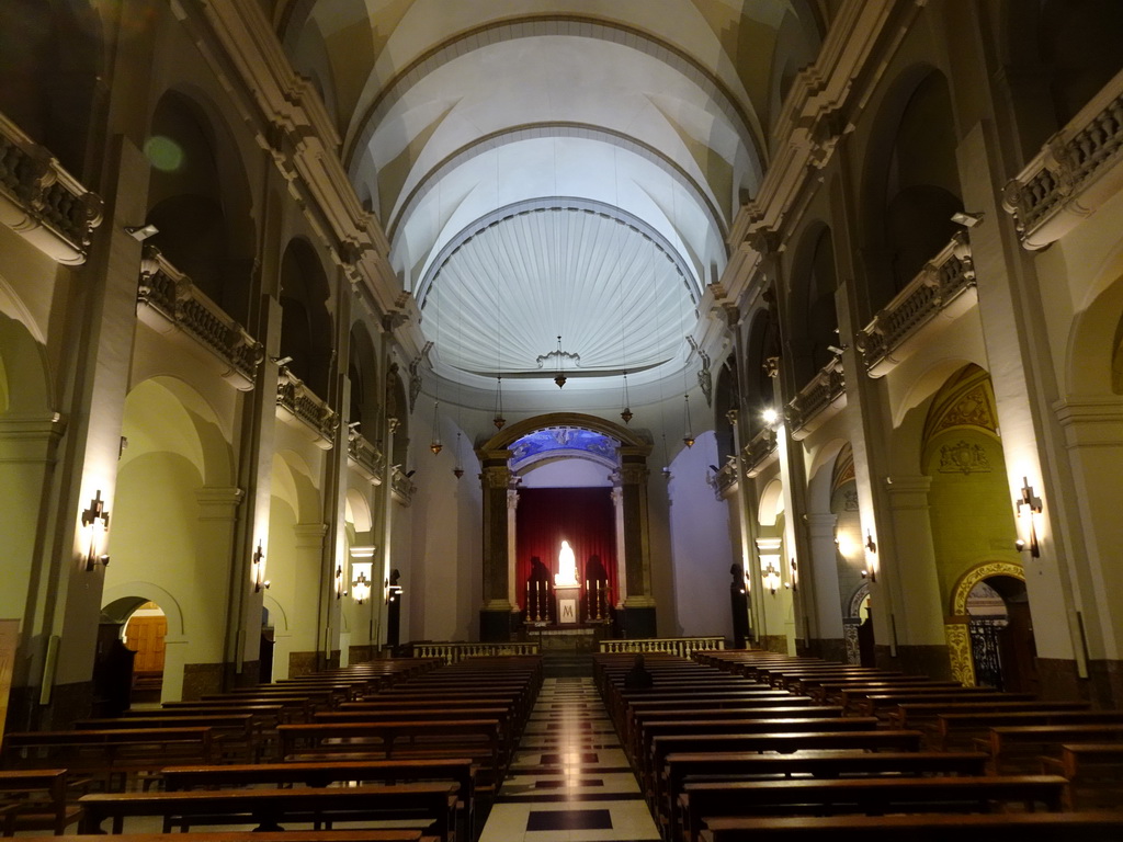 Nave, apse and altar of the Betlem Church