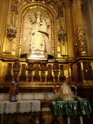 Statue and altar in a chapel at the Betlem Church