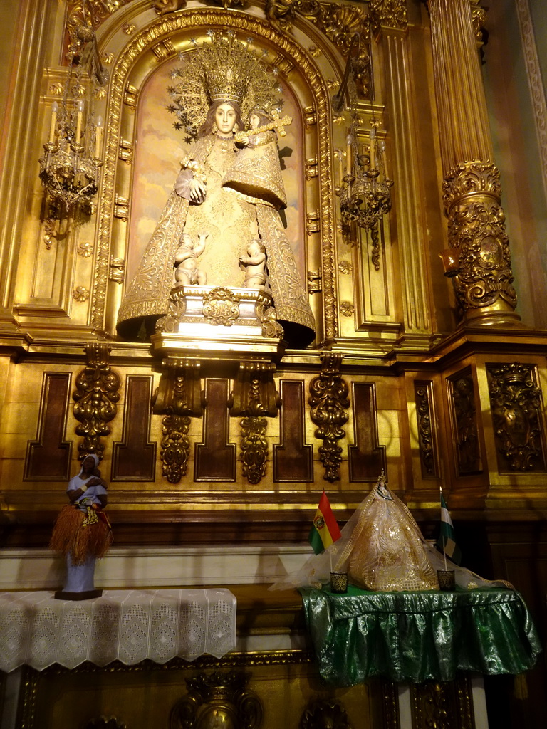 Statue and altar in a chapel at the Betlem Church