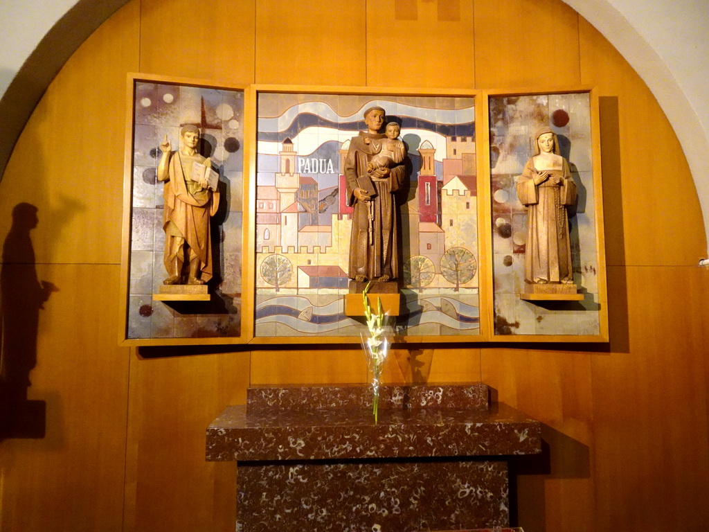 Statues and altar at the Betlem Church
